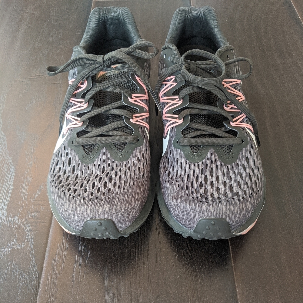 Nike gray and pink tennis shoes